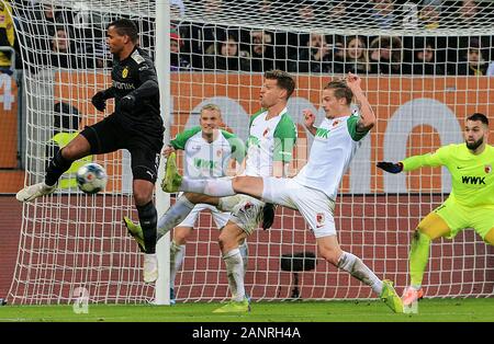 Augsburg, Germania. 18 gennaio, 2020. Manuel Akanji(1L) di Dortmund compete durante un match della Bundesliga tra FC Augsburg e Borussia Dortmund ad Augsburg, in Germania, gennaio 18, 2020. Credito: Philippe Ruiz/Xinhua/Alamy Live News Foto Stock