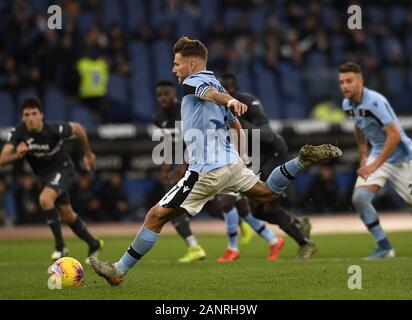 (200119) --, Gennaio 19, 2020 (Xinhua) -- del Lazio Ciro immobile punteggi il suo terzo obiettivo durante una serie di una partita di calcio tra Lazio e Sampdoria in Roma, Italia, Jan 18, 2020. (Foto di Augusto Casasoli/Xinhua) Foto Stock