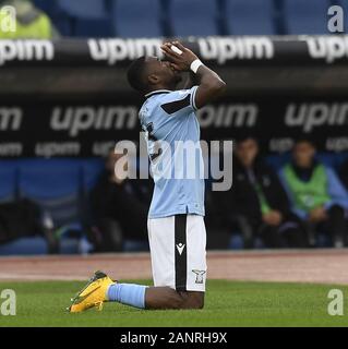 (200119) --, Gennaio 19, 2020 (Xinhua) -- del Lazio Bastos celebra il suo obiettivo nel corso di una serie di una partita di calcio tra Lazio e Sampdoria in Roma, Italia, Jan 18, 2020. (Foto di Augusto Casasoli/Xinhua) Foto Stock