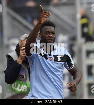 (200119) --, Gennaio 19, 2020 (Xinhua) -- Lazio di Felipe Caicedo celebra il suo obiettivo nel corso di una serie di una partita di calcio tra Lazio e Sampdoria in Roma, Italia, Jan 18, 2020. (Foto di Augusto Casasoli/Xinhua) Foto Stock