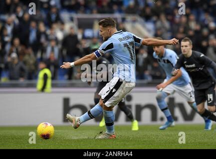 (200119) --, Gennaio 19, 2020 (Xinhua) -- del Lazio Ciro immobile punteggi il suo primo obiettivo durante una serie di una partita di calcio tra Lazio e Sampdoria in Roma, Italia, Jan 18, 2020. (Foto di Augusto Casasoli/Xinhua) Foto Stock