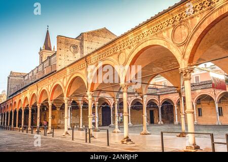 Bologna punto di riferimento locale della regione Emilia Romagna Italia - Santa Maria dei Servi o Santa Lucia chiesa e archway o Portico Foto Stock