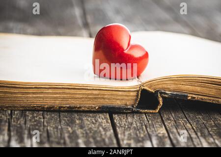 Il concetto di amore. Cuore su apri libro vintage. Foto Stock