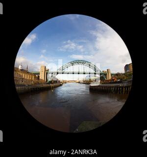 Una vista dell'occhio di pesce del ponte di Tyne a Newcastle upon Tyne, Inghilterra. Il Sage, un centro per l'educazione e lo spettacolo musicale, è sullo sfondo. Foto Stock