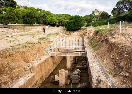 Attica, Grecia - 26 dicembre 2019: Il doppio-cisterna absidale rovine, a ovest del Santuario di Hera Limenia, Grecia. Foto Stock