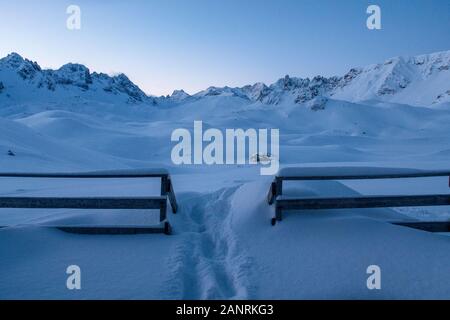 La mattina presto vista dall'ingresso al Rifugio des lacs Merlet vicino a Courchevel nelle Alpi francesi. Un rifugio di montagna nelle Alpi francesi. Foto Stock