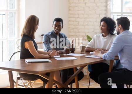 Diversi team aziendali di condividere idee all'incontro, divertendosi Foto Stock