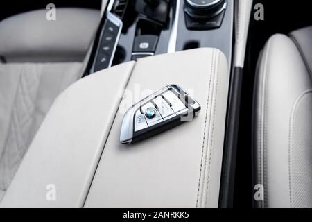 Helsinki, Finlandia, 4 Novembre 2019: Close up della moderna chiavi wireless della BMW 650i 2019 in pelle bianca per interni auto. Auto moderna particolari degli interni. Auto Foto Stock