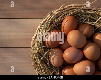 Cesto di uova sul pavimento in legno Foto Stock
