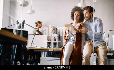 I Responsabili Creative personale che lavora con il nuovo progetto di avvio in ufficio. Il team di brainstorming. Foto Stock