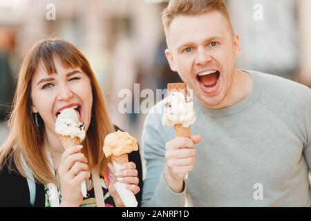 Allegro giovane uomo e ragazza amici di Roma mangiare Italia coni gelato Foto Stock