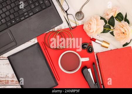 Girly romantico ufficio femminile business e finanza spazio di lavoro Foto Stock