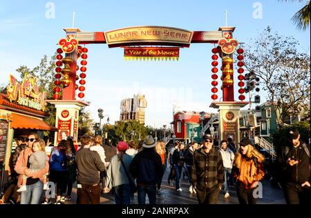 Anaheim, Stati Uniti d'America. Xvii gen, 2020. La gente a piedi in Disney's California Adventure Park di Anaheim, Stati Uniti, gennaio 17, 2020. Disney Topolino e Minnie Mouse è iniziato il nuovo anno cinese stagione venerdì presso il Disney's California Adventure Park, cercando favoloso nel loro nuovo cinese tradizionale stile di costumi disegnati da leader a livello internazionale designer di moda Guo Pei. Credito: Li Ying/Xinhua/Alamy Live News Foto Stock