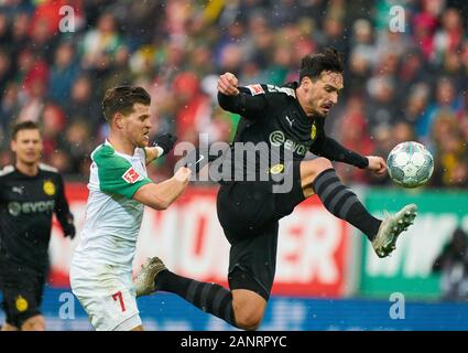 Augsburg, Germania. 18 gennaio, 2020. Il calcio Augsburg-Dortmund , Augsburg, Jan 18, 2020. Mats HUMMELS, BVB 15 competere per la palla, affrontando, duello, intestazione zweikampf, azione, lotta contro Florian NIEDERLECHNER, FCA 7 FC AUGSBURG - BORUSSIA DORTMUND 3-5 - DFL REGOLAMENTI VIETANO QUALSIASI USO DI FOTOGRAFIE come sequenze di immagini e/o quasi-VIDEO - 1.della Lega calcio tedesca , Augsburg, Gennaio 18, 2020. Credito: Peter Schatz/Alamy Live News Foto Stock