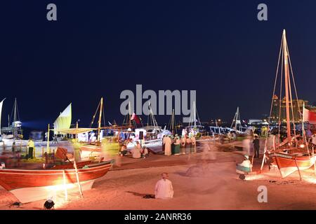 Vista generale del dhow presso la spiaggia di notte, Katara sambuco tradizionale Festival, Doha, Qatar. Foto Stock