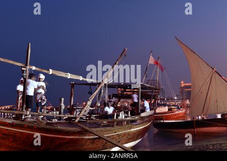 Vista generale del Dhow di notte, Katara sambuco tradizionale Festival, Doha, Qatar. Foto Stock