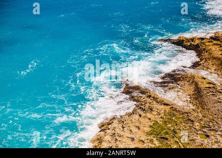 Sfondo acqua turchese mare con spiaggia di sassi, dal fondo trasparente Foto Stock