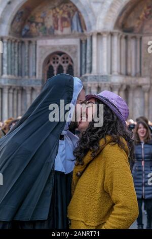 Venezia 3 Marzo, 2019: mascherato baciare Turistica in Piazza San Marco Foto Stock