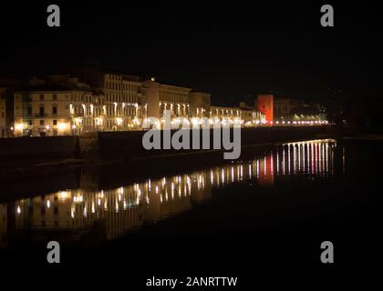 Firenze, Italia - Gennaio 6, 2020: vista lungo il fiume Arno a notte, tenendo nel Ritz Hotel. Foto Stock