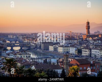 Firenze, Italia - Gennaio 6, 2020: vista sopra la città nelle prime ore della sera, al tramonto del sole. Tenendo nel fiume Arno, Ponte Vechio e Torre della Signoria. Foto Stock