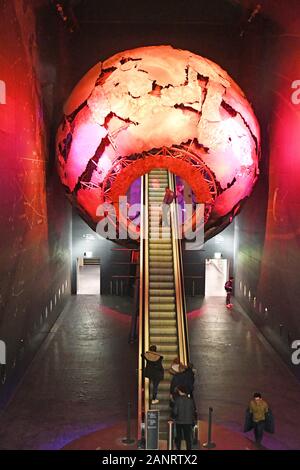 La Terra Hall con il suo red globe escalator, in terra gallerie, Red Zone, presso il Museo di Storia Naturale di Londra, Inghilterra, Regno Unito Foto Stock