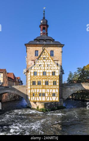 Il municipio di Bamberg, in legno e muratura, si trova su una piccola isola del fiume Regnitz Foto Stock