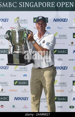 Singapore. Xix gen, 2020. Matt Kuchar degli Stati Uniti pone con il suo trofeo dopo aver vinto il SMBC Singapore Open svoltasi a Singapore il Sentosa Golf Club il Jan 19, 2020. Credito: Quindi Chih Wey/Xinhua/Alamy Live News Foto Stock