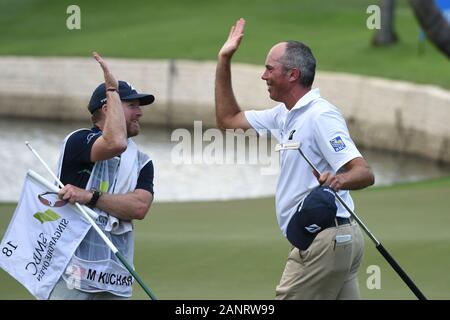 Singapore. Xix gen, 2020. Matt Kuchar (R) degli Stati Uniti celebra dopo aver vinto il SMBC Singapore Open svoltasi a Singapore il Sentosa Golf Club il Jan 19, 2020. Credito: Quindi Chih Wey/Xinhua/Alamy Live News Foto Stock