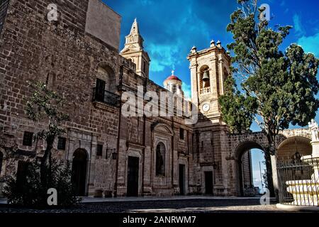 Vecchia Architettura a Mellieha, Malta. Edifici antichi tra cui una chiesa in una piazza di Mellieha in Malta. Foto Stock