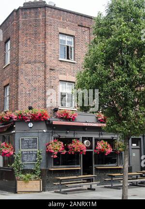 London, Regno Unito - 20 Luglio 2019: esterno del mulino a vento storico pub sul taglio a Lambeth, Londra. Foto Stock