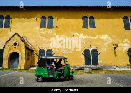 Galle, Sri Lanka - Gennaio 2020: Un tuk tuk che passa davanti al Museo Marittimo del Forte Galle il 14 gennaio 2020 a Galle, Sri Lanka. Foto Stock