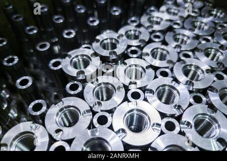 In acciaio lucido parti di close-up di sfondo, pulire lungo aste in acciaio dopo la fine di tornitura cnc. Foto Stock