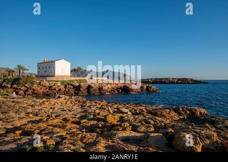 Eremo della chiesa di Nuestra Señora del Carmen a Isla Plana, Murcia, Costa Calida, Spagna, UE. Chiesa di Calle Elefante sul mare Mediterraneo affioramento Foto Stock