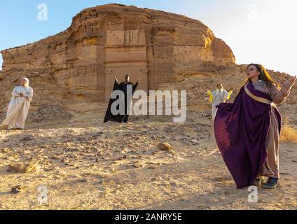 Arabia attori durante un gioco storico in un teatro aperto Madain Saleh, Al Madinah Provincia, Alula, Arabia Saudita Foto Stock