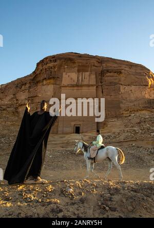 Arabia attori durante un gioco storico in un teatro aperto Madain Saleh, Al Madinah Provincia, Alula, Arabia Saudita Foto Stock