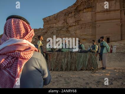 Arabia attori durante un gioco storico in un teatro aperto Madain Saleh, Al Madinah Provincia, Alula, Arabia Saudita Foto Stock