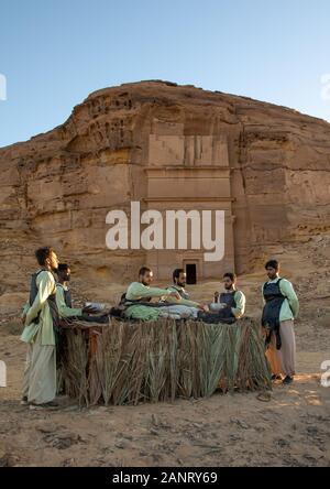 Arabia attori durante un gioco storico in un teatro aperto Madain Saleh, Al Madinah Provincia, Alula, Arabia Saudita Foto Stock