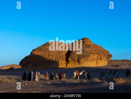 Arabia attori durante un gioco storico in un teatro aperto Madain Saleh, Al Madinah Provincia, Alula, Arabia Saudita Foto Stock