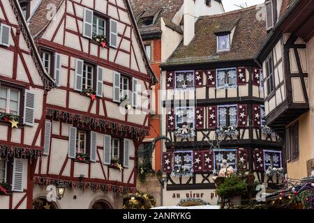 Il tipico mercatino di Natale di Colmar nel centro storico della città Foto Stock