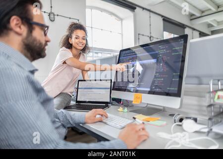 Lo sviluppo di programmazione e tecnologie di codifica. Sito web design. Programmatore pagine lavora in un software di sviluppare società office. Foto Stock