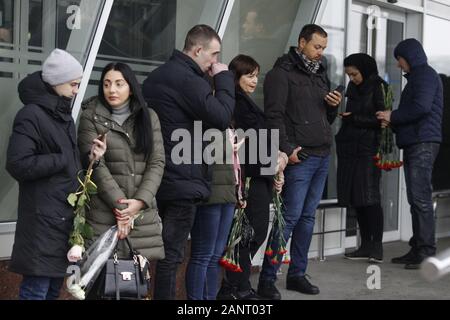 Kiev, Ucraina. Xix gen, 2020. I parenti e gli amici di arrivare a una cerimonia per onorare la memoria delle vittime in un incidente aereo della Ukraine International Airlines in Iran, all'Boryspil International Airport vicino a Kiev, Ucraina, il 19 gennaio 2020. I corpi di 11 ucraini, compresi 9 UIA Membri di equipaggio e 2 passeggeri, sono stati consegnati da parte dell'Iran in Ucraina. L'Ucraino UIA aereo su un volo Tehran-Kiev, con 167 passeggeri e 9 membri di equipaggio, fu abbattuto da un razzo il 8 gennaio 2020. Tutte le 176 persone a bordo è morto. Credito: Serg Glovny/ZUMA filo/Alamy Live News Foto Stock