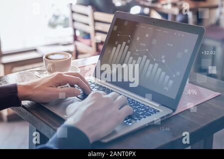 Caduta del valore di mercato attraverso la grafica di un'applicazione su un computer portatile. Concetto di lavoro e di analizzare i dati in un computer. Uso di moderne tecnologie Foto Stock