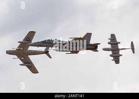 Royal Australian Air Force McDonnell Douglas F/A-18B Hornet in formazione con ex RAAF CA-27 Sabre e un Gloster Meteor. Foto Stock