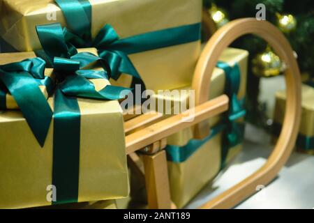 Bellissimo regalo di Natale box decorazioni in toni di verde. Close up. Foto Stock