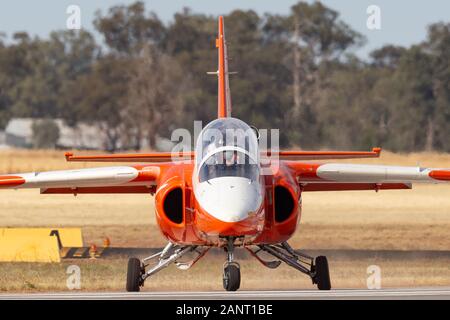 Siai Marchetti S.211 trainer militare jet VH-DZJ nella marcatura della Repubblica di Singapore Air Force si prepara a prendere il via dalla Temora Aeroporto. Foto Stock