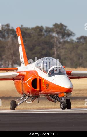 Siai Marchetti S.211 trainer militare jet VH-DZJ nella marcatura della Repubblica di Singapore Air Force si prepara a prendere il via dalla Temora Aeroporto. Foto Stock