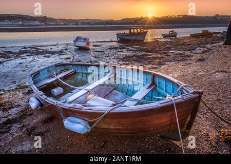 Appledore, UK. 19 gennaio 2020. Regno Unito Meteo. Dopo una notte fredda nel North Devon, all'alba, uno strato di brina copre le piccole barche ormeggiate a bassa marea sul fiume Torridge estuary presso il villaggio costiero di Appledore. Terry Mathews/Alamy Live News. Foto Stock