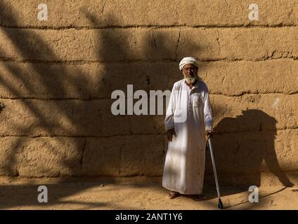 Vecchio arabia uomo in piedi di fronte a una casa di fango, Najran provincia Najran, Arabia Saudita Foto Stock