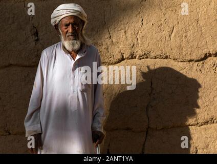 Vecchio arabia uomo in piedi di fronte a una casa di fango, Najran provincia Najran, Arabia Saudita Foto Stock