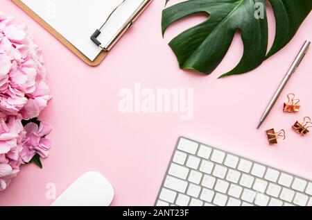 Composizione di bellezza con appunti, ortensie e accessori su sfondo rosa. Vista dall'alto. Lay piatto. Home scrivania femminile. Foto Stock